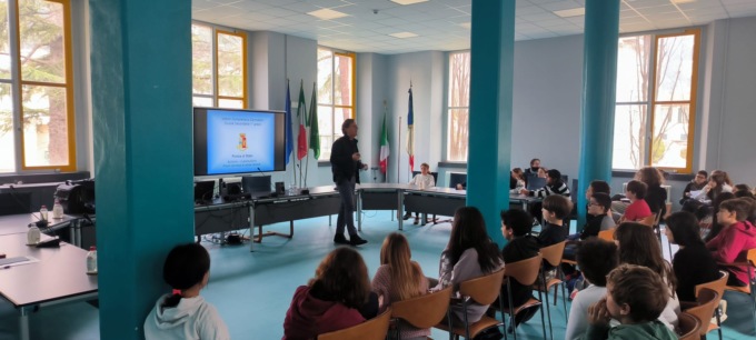 Safer Internet Day 2024: 700 ragazzi a lezione dalla Polizia contro il cyberbullismo