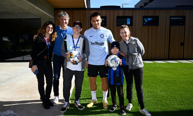 Un pallone dipinto a Lautaro Martínez: il regalo dei bimbi del Centro Maria Letizia Verga