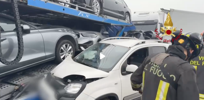 Incidente di massa sulla A21 causa nebbia: 64 persone coinvolte e 2 deceduti