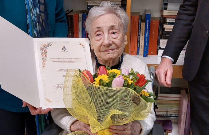 I 100 anni di Maria Ronchi: “Il segreto? Leggo tutto il giorno e amo la vita”