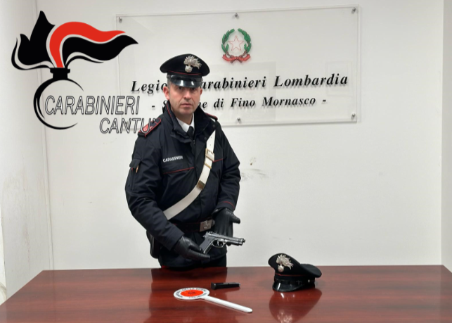 Entra ubriaco in pizzeria con un pitone al collo, mandato via torna e minaccia la cameriera con una pistola