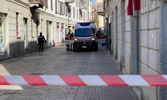 Grosso incendio in un appartamento: ustionato il proprietario, intossicati i vicini