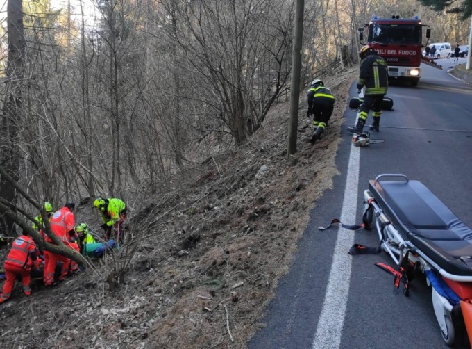 Fuori strada con lo scooter, recuperati col verricello