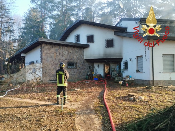 Tragedia a Carimate: in fiamme una casa, muore un anziano