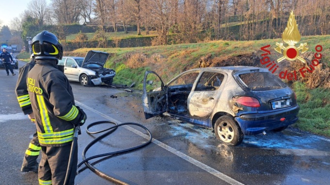 Carimate, incidente tra auto: una vettura prende fuoco, due feriti