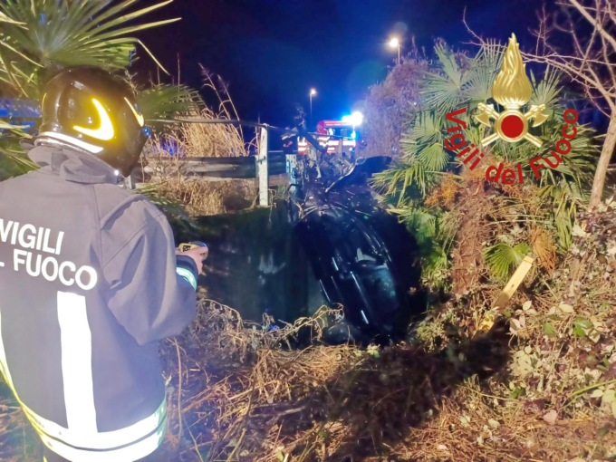 Fenegrò, finisce fuori strada con l’auto alle 3 del mattino