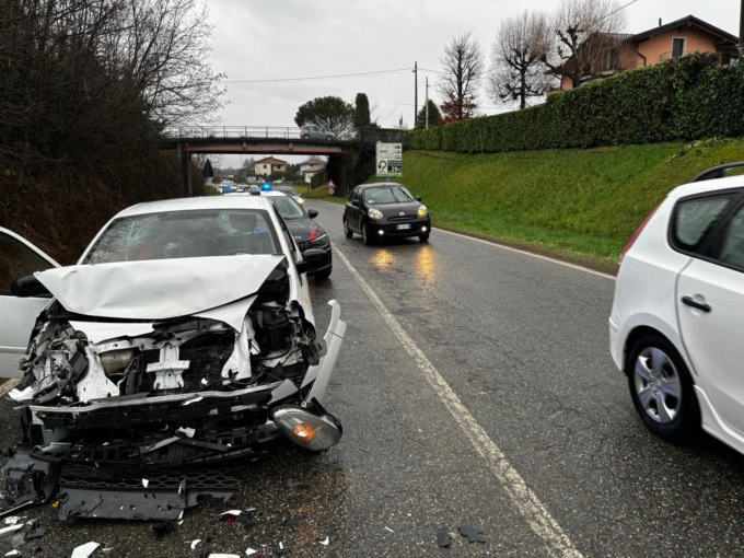 Tamponamento a Lurate Caccivio: coinvolte tre auto, strada a senso alternato
