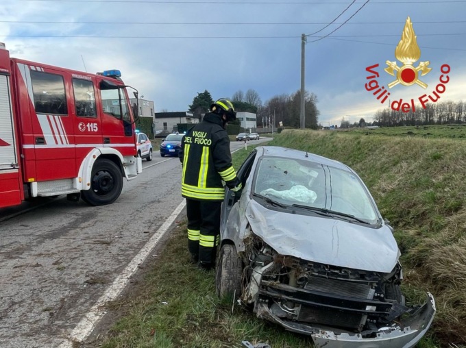 Auto finisce fuori strada, anziana ferita