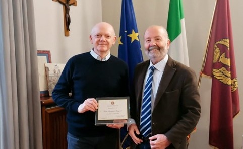 Biagioli saluta Como da Questore e riceve una targa dall’Automobile Club