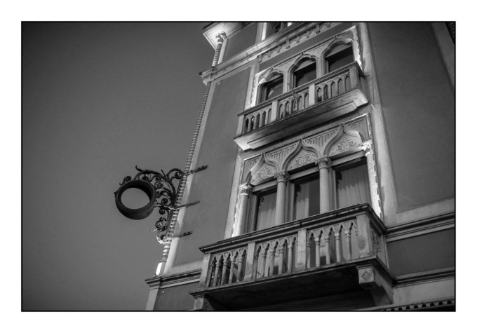 “Frammenti… di una città”, al Baradello la mostra fotografica di Gin Angri