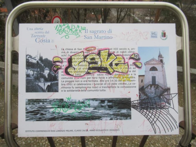 Vandali a Tavernerio: imbrattati i pannelli commemorativi dell’alluvione del 1951