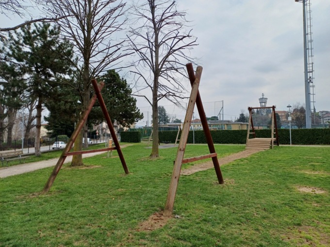 Cede la trave dell’altalena: paura per un bambino