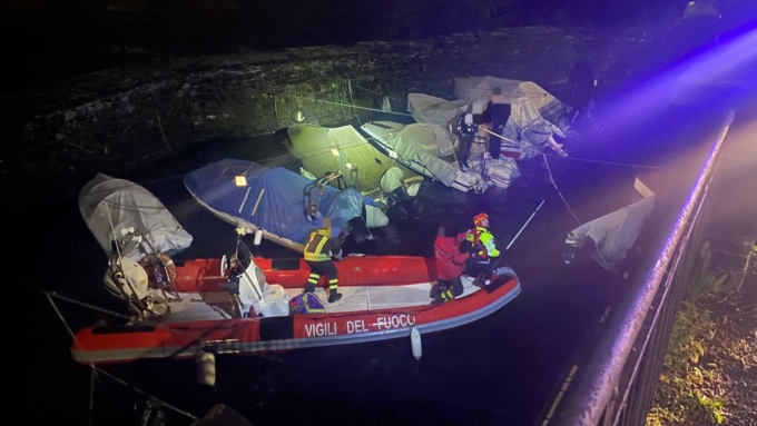 La barca sta per affondare, salvati dai pompieri