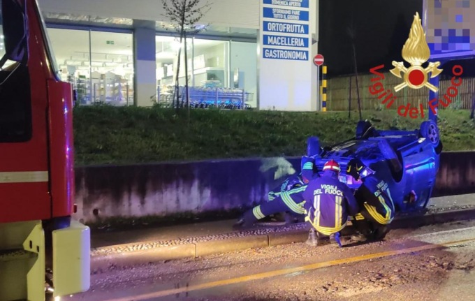 Giovani si ribaltano con l’auto: paura a Vertemate
