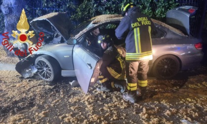 Si schianta contro un albero: 37enne in gravi condizioni