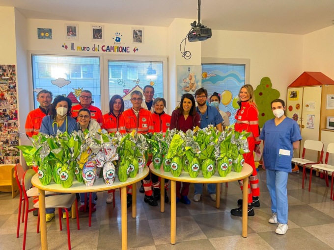 Croce Verde dona 150 uova di Pasqua agli ospedali