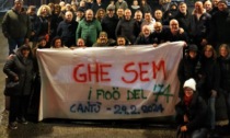 Festeggiano 50 anni con un flash mob in piazza Garibaldi a Cantù
