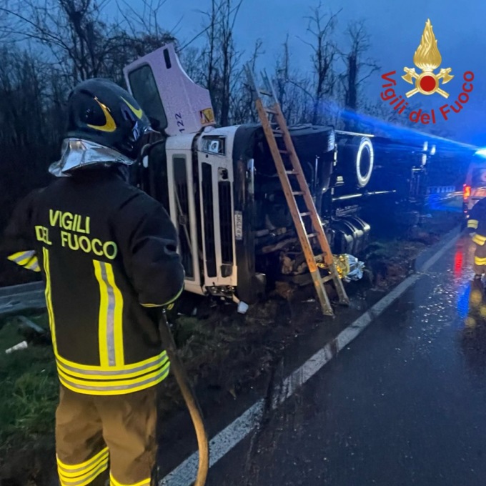 Incidente a Lomazzo: tir si ribalta fuori strada