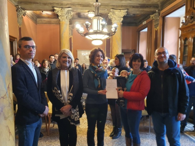 Consegnati i bonus per i nuovi nati a Cantù. Galbiati: “Un aiuto che diamo col cuore”