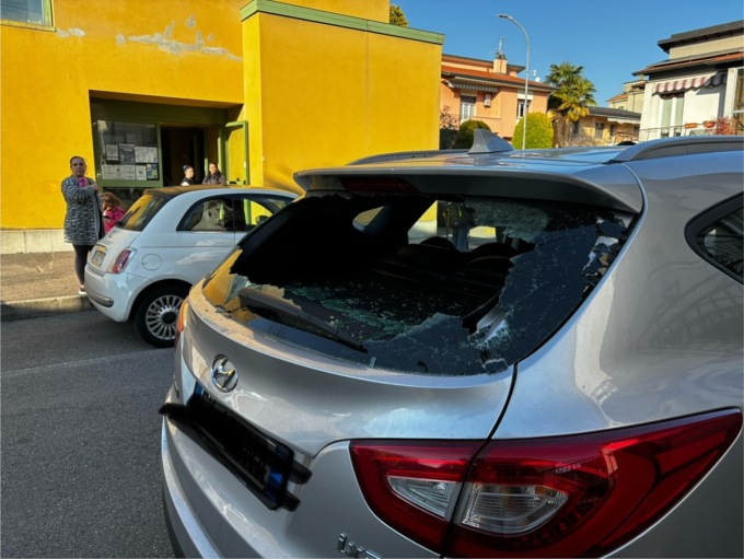 Il parcheggio selvaggio finisce a sprangate: anziano colpito al collo e lunotto dell’auto sfondato