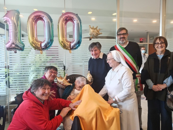 Grande festa alla Casa delle Suore Ospedaliere per i cento anni di Iole Valli
