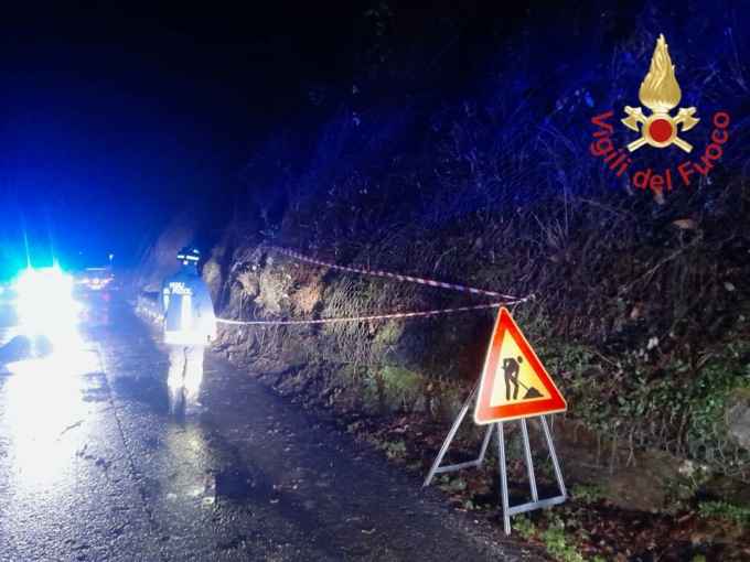 Crolla una riva e si riversa sulla strada: intervengono i Vigili del fuoco