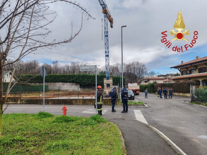 Cede il piano di appoggio di una gru: attimi di paura a Lomazzo