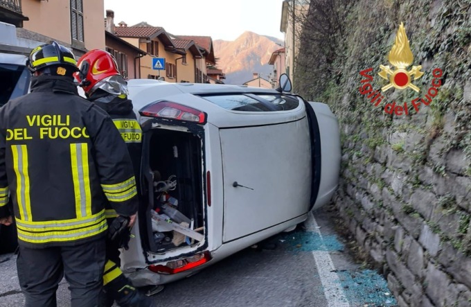 Ribaltati sulla Regina: due persone ferite e strada chiusa