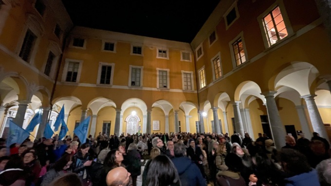 Rivolta contro la chiusura degli asili prima del consiglio. Il PD: “Dimostrazione di democrazia. Il sindaco ascolti”