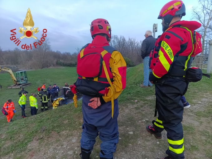 Cade nel Lambro mentre pulisce gli argini: soccorso dai Vigili del fuoco