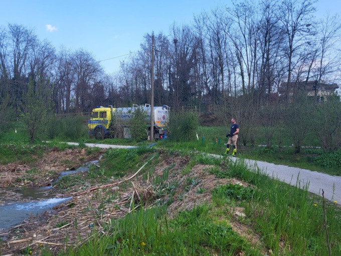 In secca il lago del parco del Lura: i Volontari del Lario salvano rane e pesci