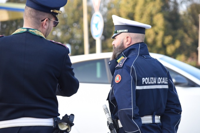 Donna alla guida bloccata da un ubriaco
