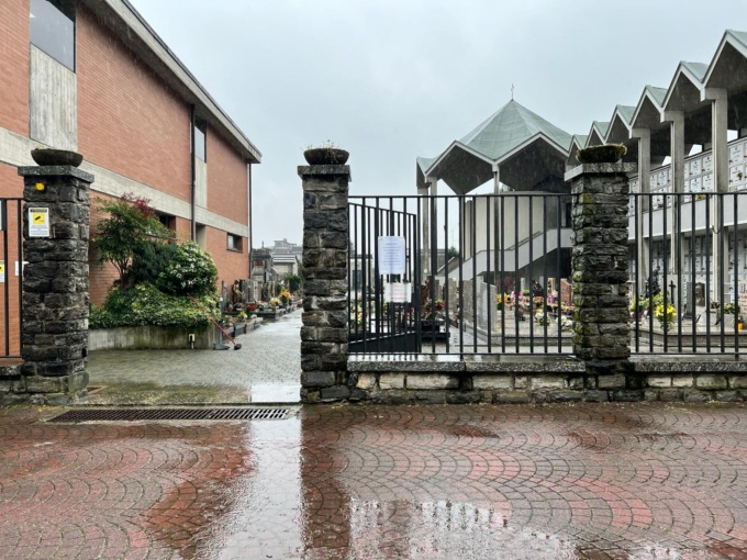 Sfregiata la foto sulla lapide del padre morto