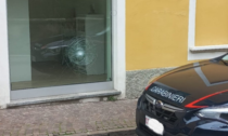 Prende a mazzate la vetrata del negozio: denunciato 47enne italiano