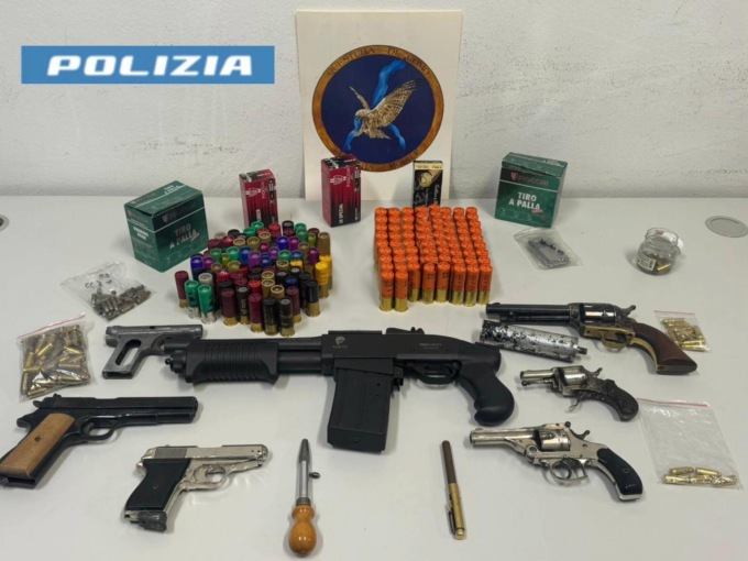 Ai polizotti consegna la droga, ma in auto aveva una pistola