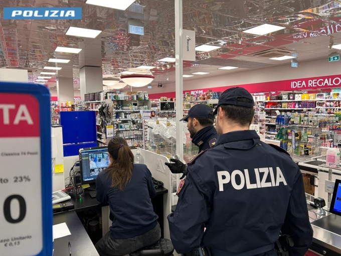 Preso il ladro “pulitore”: negli ultimi giorni rubati 700 euro ai negozi “Acqua&Sapone”