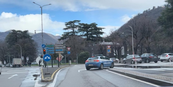 Ha lanciato un petardo dal bus navetta danneggiando un’auto della Locale: Daspo per un tifoso del Venezia