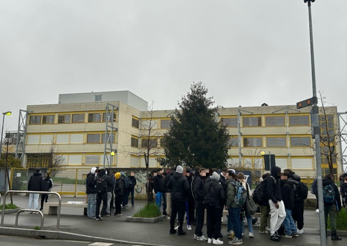 Bagni chiusi al Monnet, i ragazzi scioperano: “Non giustifichiamo i vandali, ma il provvedimento è ingiusto”