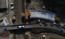 Il nuovo ponte di Asnago si muove: è cominciato il posizionamento sopra la ferrovia