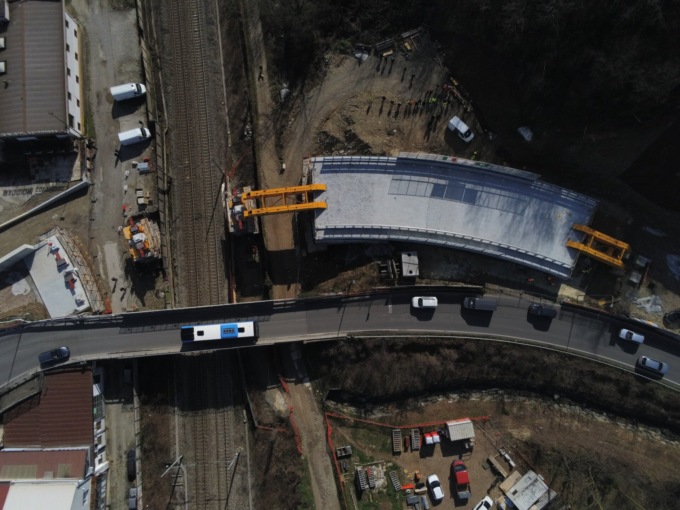 Il nuovo ponte di Asnago si muove: è cominciato il posizionamento sopra la ferrovia