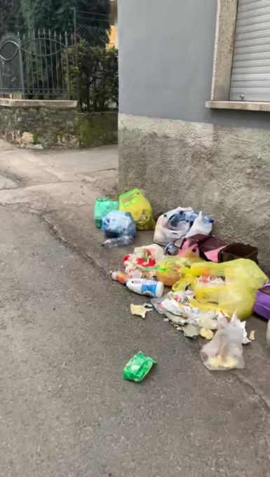 Degrado in via Castello e dei Santi: la protesta