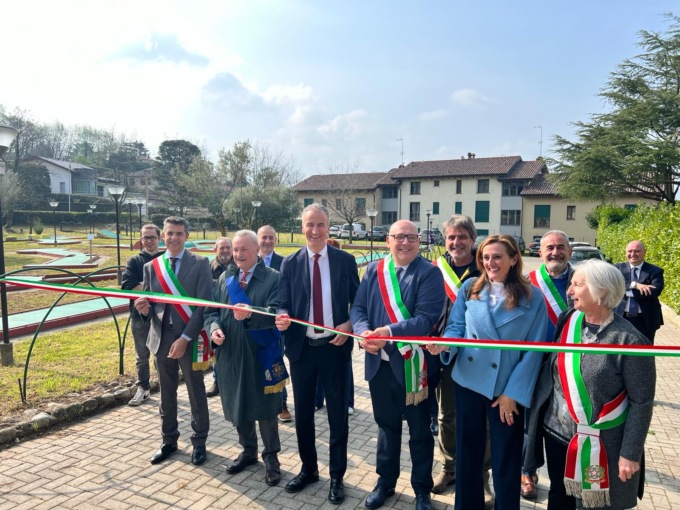Taglio del nastro al minigolf, rimesso a nuovo con i fondi regionali