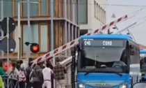 Bus incastrato dalle sbarre del passaggio a livello: lo liberano i passeggeri