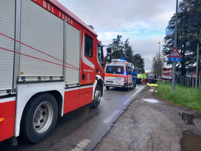 Viene investito da un camion: morto 36enne