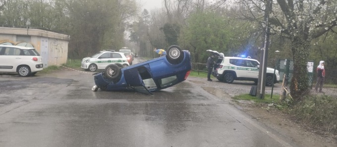 Incidente a Mariano: si ribalta con l’auto