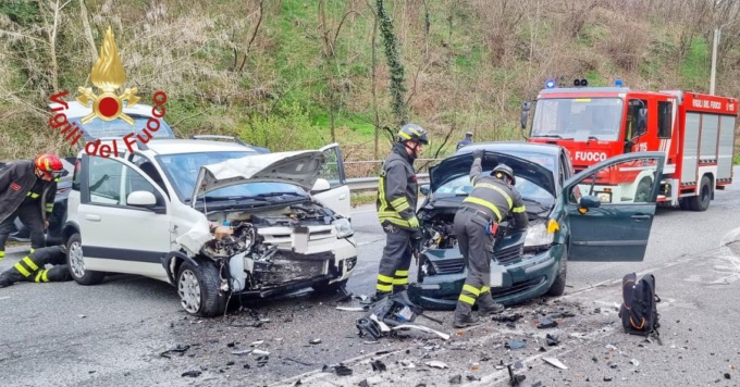 Frontale tra due auto: due feriti