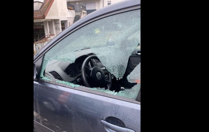 Parcheggia e si trova l’auto vandalizzata, con tutti i finestrini rotti
