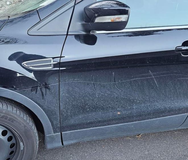 Va al parco e si ritrova l’auto sfregiata