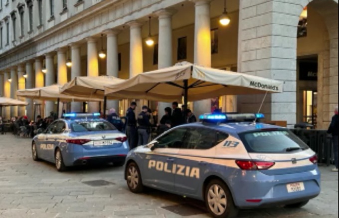 Aggredisce un gruppo di ragazzi e prende a pugni un agente: un arresto davanti al Mc Donald’s