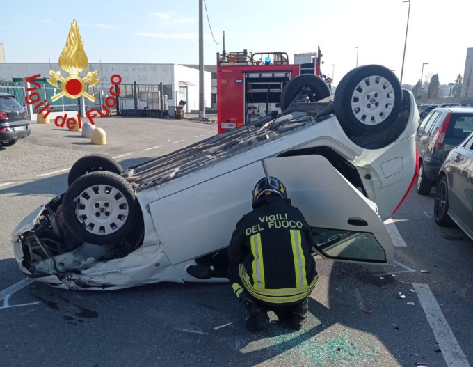 Si ribalta un’auto con alla guida un ventenne
